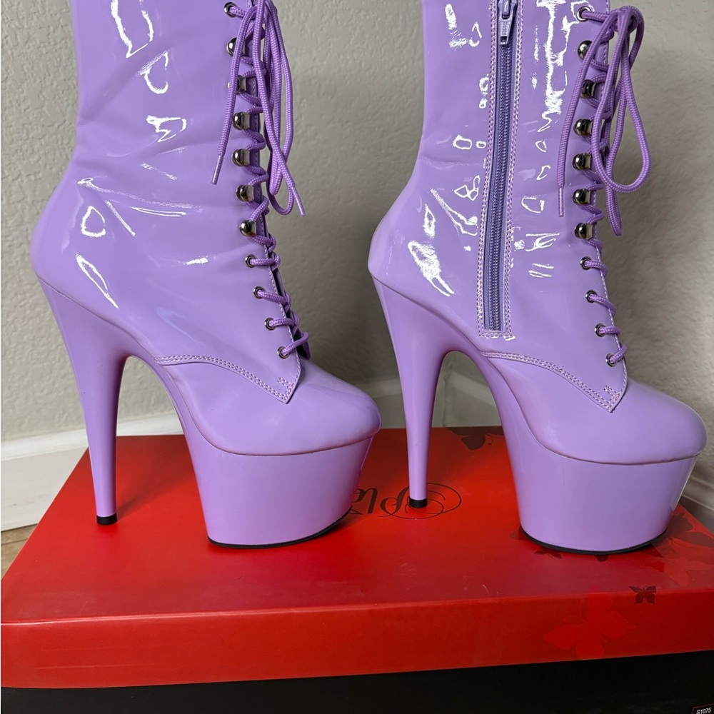 Pleaser Shiny Lavender Purple Lace-Up Platform Boots Size 8 Like New